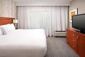 TV a/nebo společenská místnost v ubytování Courtyard by Marriott Lufkin