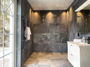 y baño con ducha y lavamanos. en Holiday home UDDEVALLA XXII, en Sundsandvik