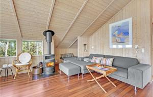 ein Wohnzimmer mit einem Sofa und einem Herd in der Unterkunft Nice Home In Sklskr With House Sea View in Skælskør
