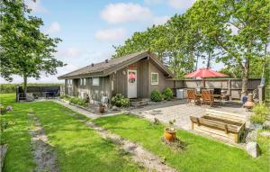 ein kleines Haus mit einer Terrasse und einem Hof in der Unterkunft Nice Home In Sklskr With House Sea View in Skælskør