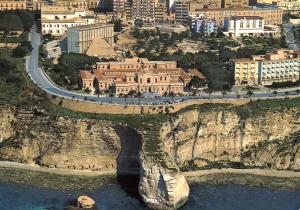un puente sobre un acantilado sobre el agua en Mediterraneo Residence, en Sciacca