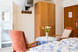 Ένα ή περισσότερα κρεβάτια σε δωμάτιο στο Gästehaus Schönblick