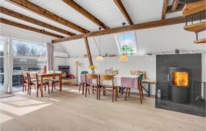 uma cozinha e sala de jantar com lareira e mesa e cadeiras em 3 Bedroom Gorgeous Home In Skjern em Skjern