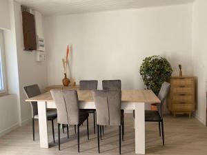 una mesa de comedor y sillas en una habitación en Maison de village -Luberon - Villelaure, en Villelaure