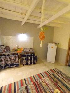 達哈布的住宿－Bougainvillea studio，一间设有桌子的房间和天花板上的篮球架