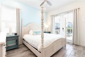 Un dormitorio blanco con una cama blanca y una ventana. en ZAY & ZAC’S SHAKE SHACK, en Orlando 56 fotos más
