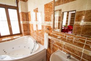 Koupelna v ubytování Hotel Grand