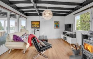 sala de estar con sofá y lámpara de araña en Beautiful Home In Hejls With Wifi, en Hejls