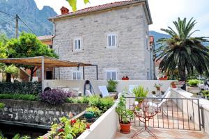 a house with a garden in front of it at Apartments Ave R in Kotor