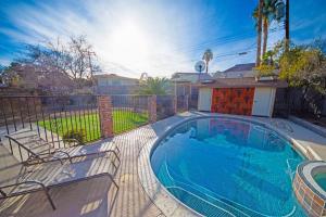 Kolam renang di atau dekat dengan Newer Ranch with Pool and Hot Tub near the Strip and Freemont street.