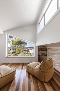 Gallery image of The Loft @ Mollymook 70s Beach House in Mollymook +23 photos