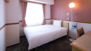 Toyoko Inn Aioi eki Shinkansen guchi客房内的一张或多张床位