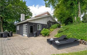 un edificio en blanco y negro con sillas y mesas en Amazing Home In Brkop With Wifi, en Børkop
