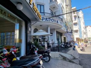 Un grupo de motocicletas estacionadas frente a un edificio. en Glory Gia Huy Hotel, en Da Lat