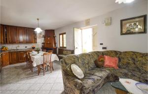 sala de estar con sofá y cocina con mesa en 2 Bedroom Awesome Home In Chiaravalle, 