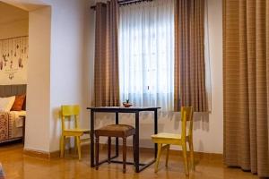 a dining room table and chairs in a room with a bed at Departamento Rustico 1 in Tarija