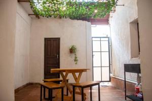 una mesa y dos taburetes en una habitación con ventana en Departamento Rustico 1, en Tarija