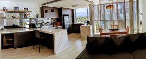 Link Portside Wharf Apartment Hotel的厨房或小厨房