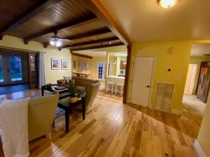 Newer Ranch with Pool and Hot Tub near the Strip and Freemont street.