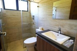 Un baño de Lighthouse Point Hotel
