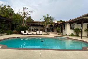 una piscina frente a una casa en High on the Hill Serene View Home on Avocado Grove, en Fallbrook