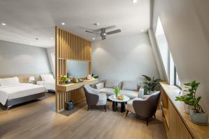 una habitación de hotel con una cama y un sofá en Laputa Hotel Phú Quốc, en Phu Quoc