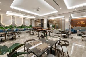 Un restaurante con mesas y sillas y un bar. en Laputa Hotel Phú Quốc, en Phu Quoc 56 fotos más
