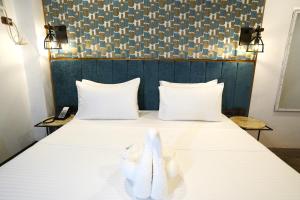 Una cama o camas en una habitación de Lighthouse Point Hotel