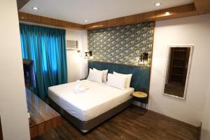 Una cama o camas en una habitación de Lighthouse Point Hotel