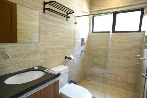Un baño de Lighthouse Point Hotel