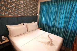 Una cama o camas en una habitación de Lighthouse Point Hotel