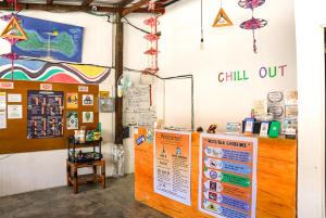 een winkel met een bord dat zegt chill out bij Chill Out Hostel in Boracay