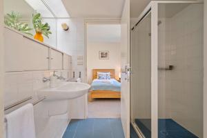 Bilik mandi di Escarpment Hideaway