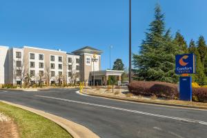 an empty road in front of a building at Comfort Suites Locust Grove Atlanta South in Locust Grove