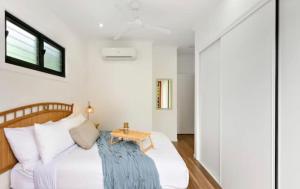 Una cama o camas en una habitación de Villa Oshea - Balinese Beachfront Escape with Pool