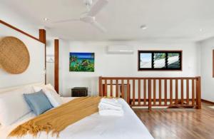 Machans BeachにあるVilla Oshea - Balinese Beachfront Escape with Poolのベッドルーム1室(大型ベッド1台付)