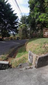 una intersección de una calle con una carretera en Cabaña El Cielo de María, en Boquete