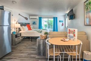 cocina y sala de estar con nevera y mesa en Cozy Siesta Key Dream Inn Rental Less Than half Mi to Beach, en Siesta Key