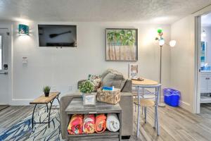 sala de estar con sofá y TV en Cozy Siesta Key Dream Inn Rental Less Than half Mi to Beach, en Siesta Key