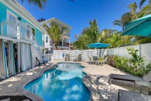 una piscina en el patio trasero de una casa en Cozy Siesta Key Dream Inn Rental Less Than half Mi to Beach, en Siesta Key