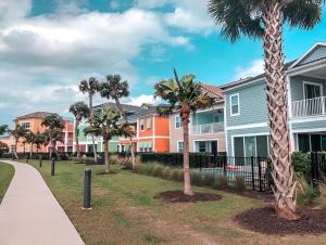 una fila de casas con palmeras y acera en ZAY & ZAC’S SHAKE SHACK, en Orlando