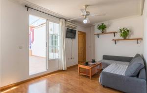 - un salon avec un canapé et une télévision dans l'établissement Gorgeous Apartment In Puente De Genave With Sauna, à Puente de Génave