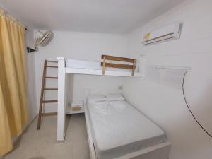 Cette petite chambre dispose de lits superposés et d'une échelle. dans l'établissement Hostel Rincon del mar Ebenezer, à San Onofre