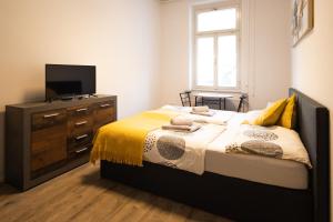 Postel nebo postele na pokoji v ubytování Epicenter - rooms & terrace + 17 fotografií