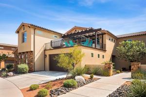 ein Haus mit einem Balkon darauf in der Unterkunft Paintbrush Retreat #65 home in Santa Clara + 79 Fotos