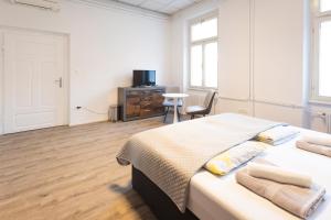 una camera con letto e scrivania con TV di Epicenter - rooms & terrace a Lubiana