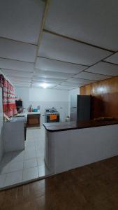 - une grande cuisine avec un comptoir dans une pièce dans l'établissement Las Nubes Hostal, 