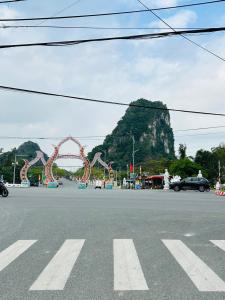 um parque de diversões com uma montanha-russa e uma montanha-russa em MyMy Motel em Da Nang