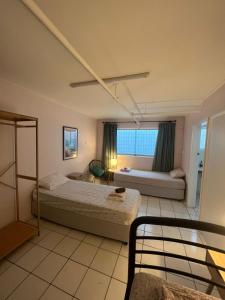 1 dormitorio con 2 camas y sofá en The Espy Hostel en Cairns