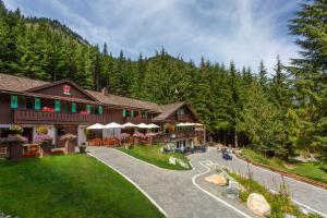 uma vista exterior de um resort com árvores em Crystal Mountain Hotels em Crystal Mountain